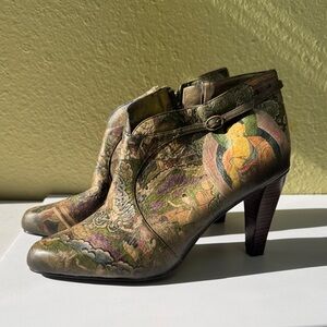 Jeon Artistic Patterned Ankle Boots - size 9.5